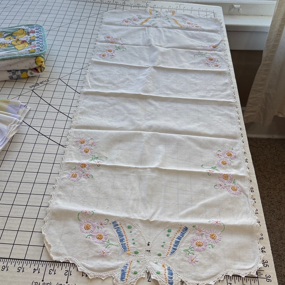 Vintage Spring Kitchen Linens Lot, 2 tablecloths, 2 table runners - Picture 5 of 16